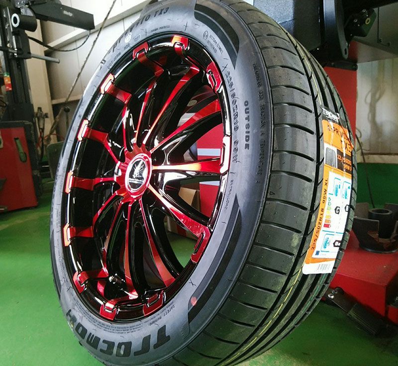 ハイエース 200系 タイヤホイールセット 新品4本セット 特選タイヤ 225/50R18 BD12 18インチ レッド