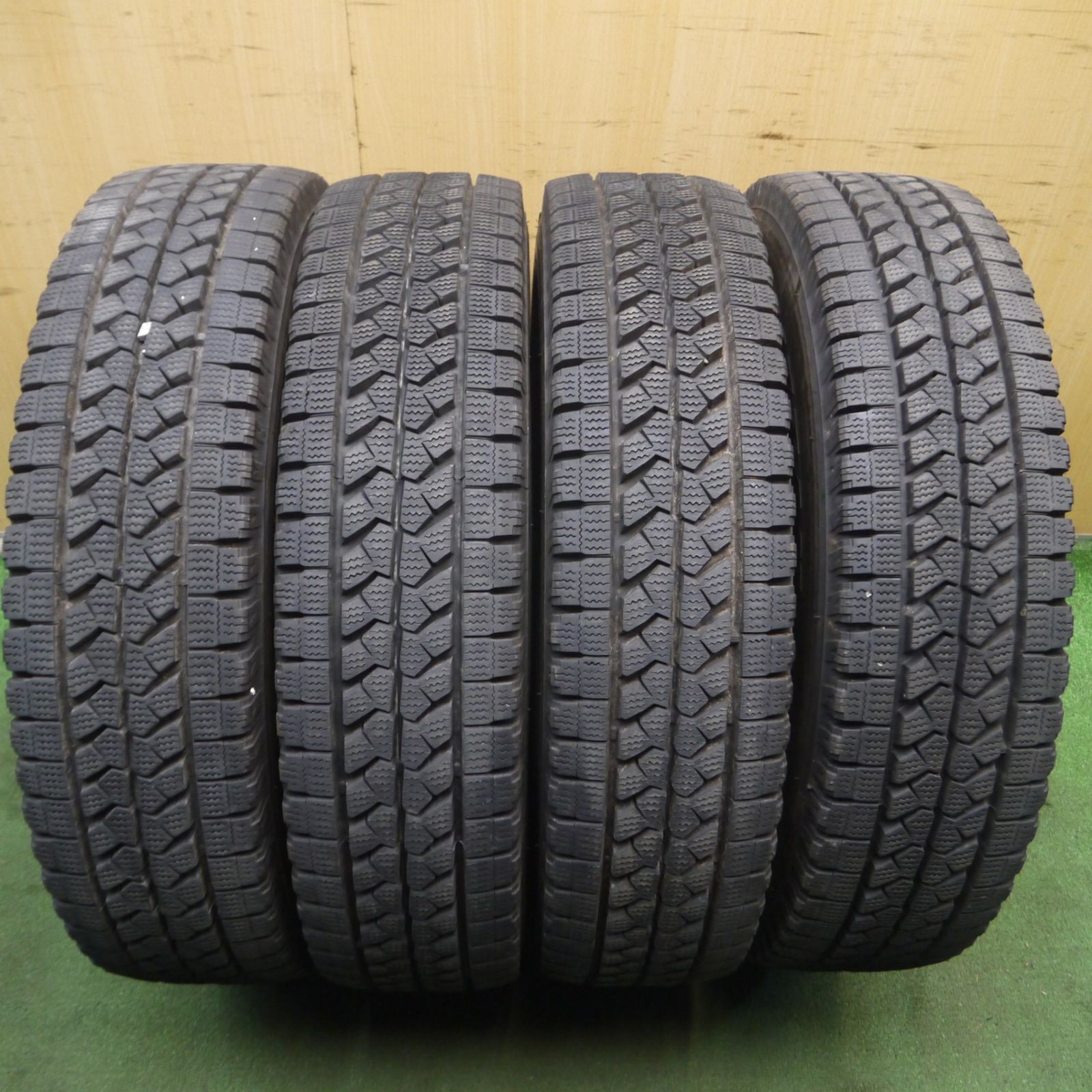 *送料無料* バリ溝！22年！9分トラック タイヤ 205/85R16 117/115L スタッドレス ブリヂストン ブリザック W979 16インチ4022910KKスタ
