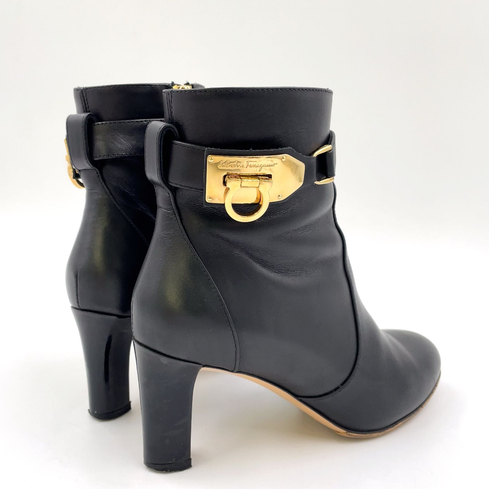 Salvatore Ferragamo ガンチーニ ヒール7ｃｍ レザー ブラック ショートブーツ ゴールド 0562842