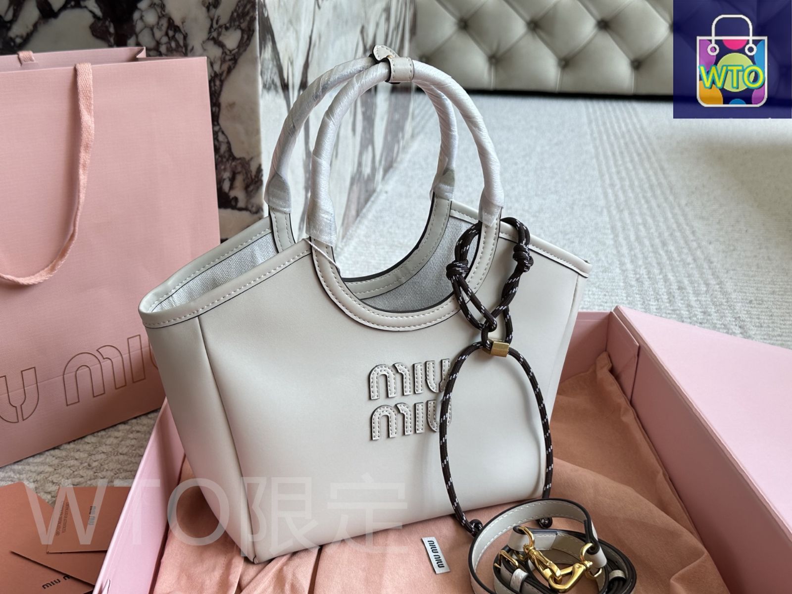 MIU MIU 限定モデル レザートートバッグ - コンパクトサイズ (22