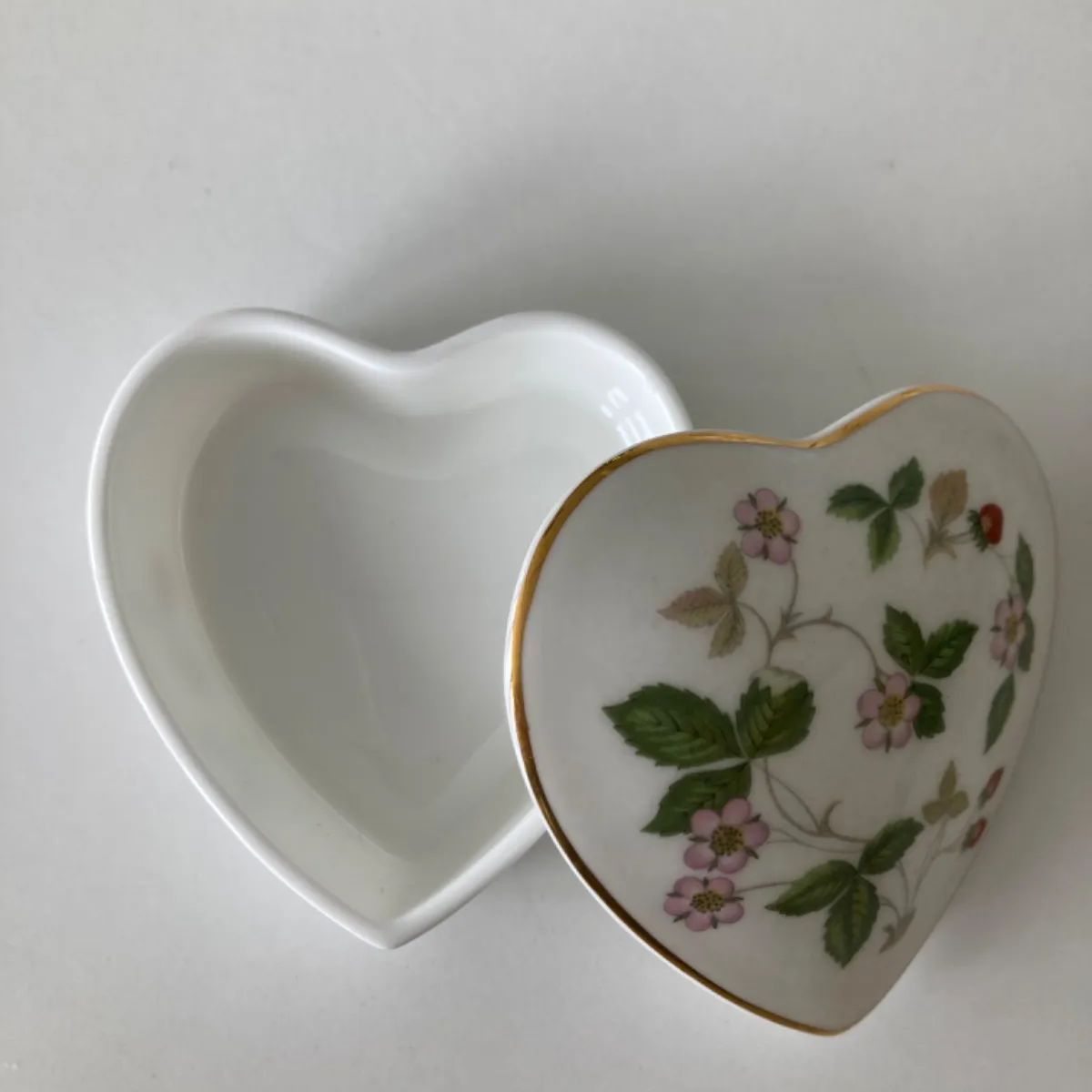 【美品】ウェッジウッド(WEDGWOOD)　ワイルドストロベリー　ハートケース　✳️小物入れ✳️WILD STRAWBERRY