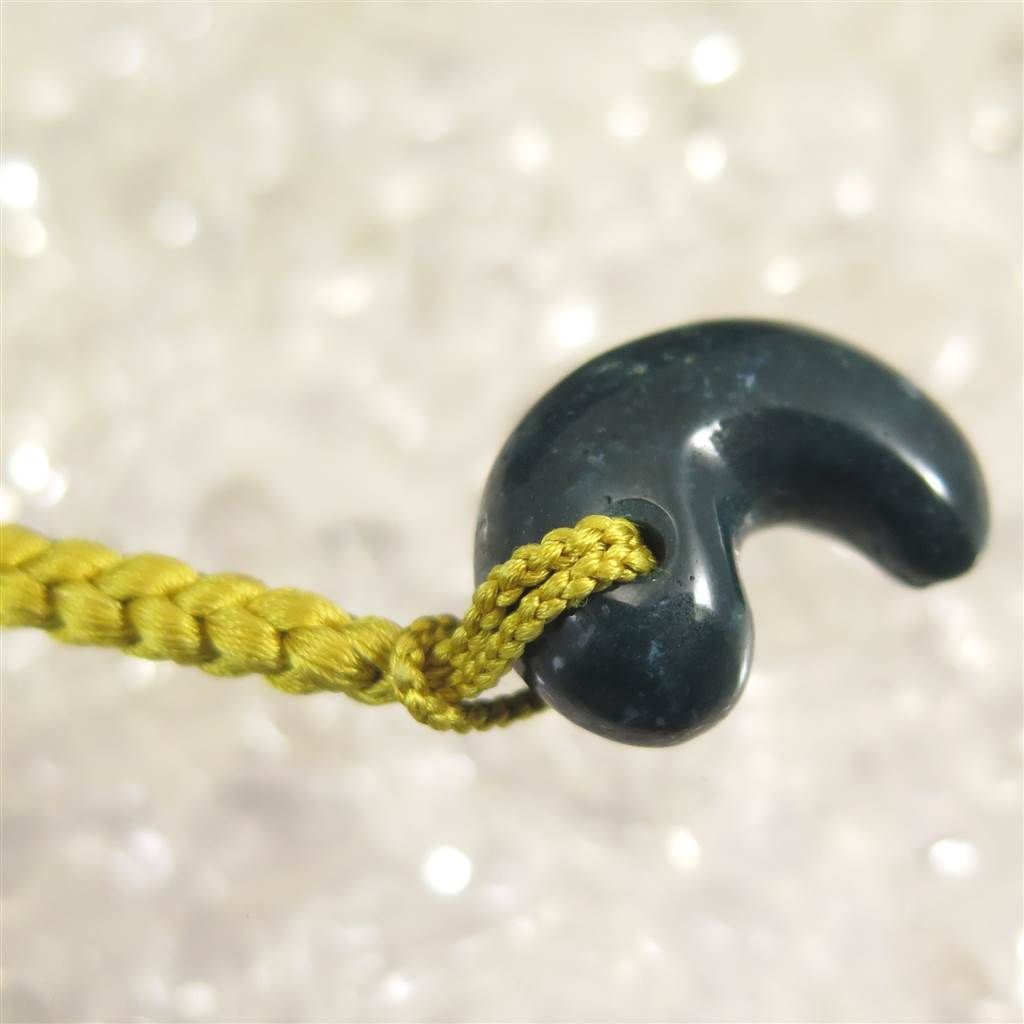 出雲碧玉 出雲石 24mm勾玉 正絹根付＆カード付 6.12g - メルカリ