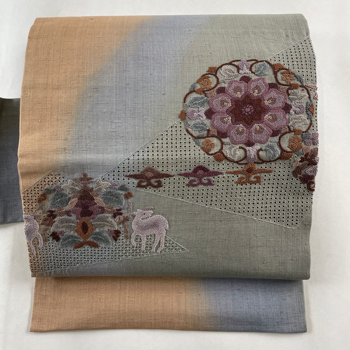 名古屋帯 秀品 紬地 華文 樹下鳥獣文 相良刺繍 汕頭刺繍 灰緑 正絹