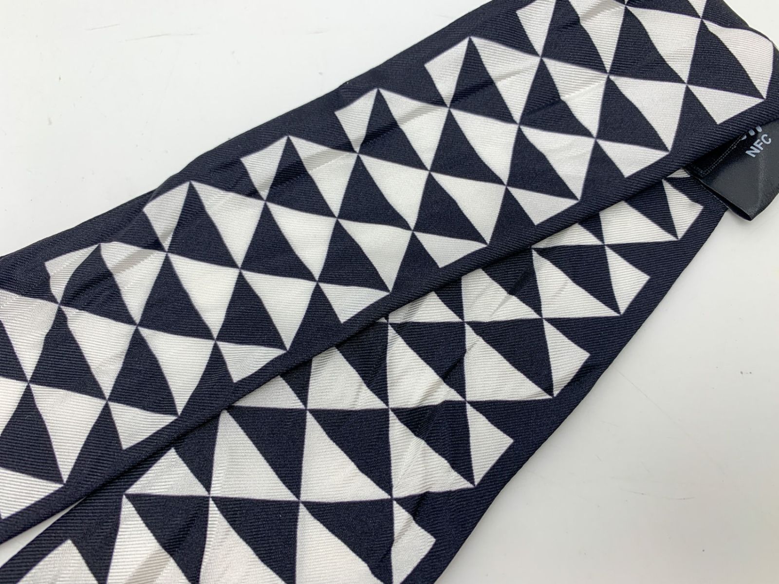 PRADA プラダ ブラック×ホワイト 黒×白ロゴ プリント入り シルク