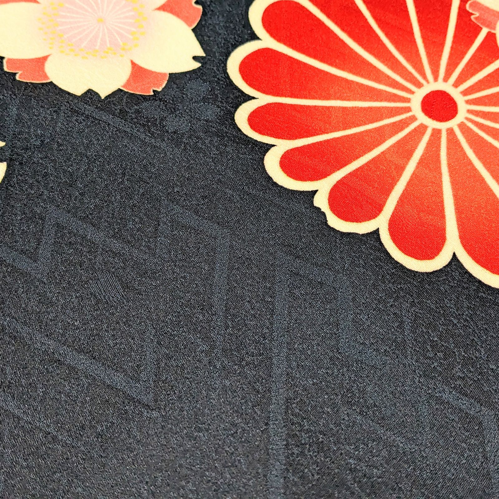 【新品・正絹・仕立て上がり】 振袖 黒 黒に近い紺 桜 雪輪 古典 F28 新品・正絹・仕立て上がり】 振袖 黒 黒に近い紺 桜 雪輪 古典