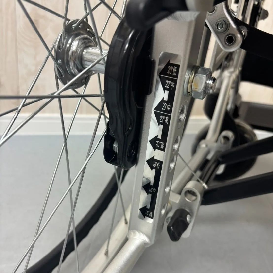 中古】カワムラ ソフトタイヤ 自走型車椅子 スチール製 KR801N-R 中古