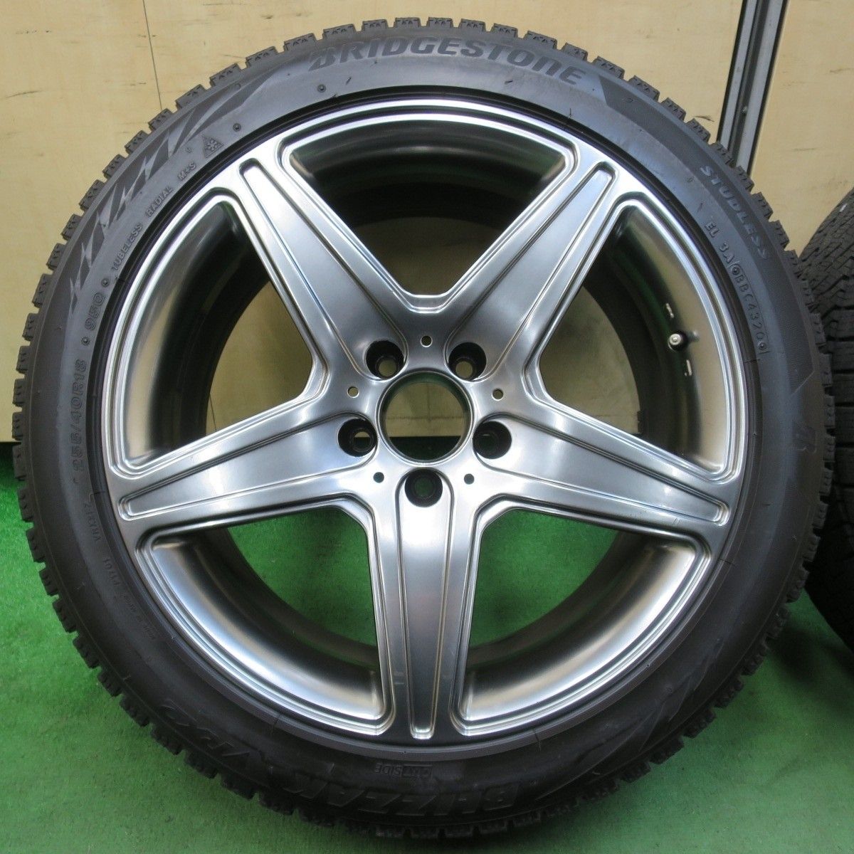 ベンツ AGA 255/40R18 ブリジストン VRX スタッドレス 4本セット