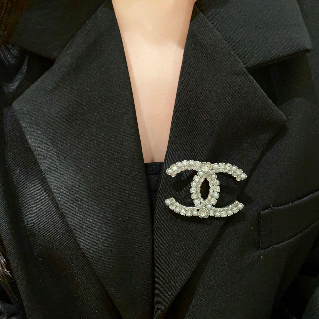 胸元にシャネルの気品を♪【CHANEL】 エンブレム ラペルピン 今日特価】CHANEL シャネル 専門店新商品と同時期に発売 胸ピン