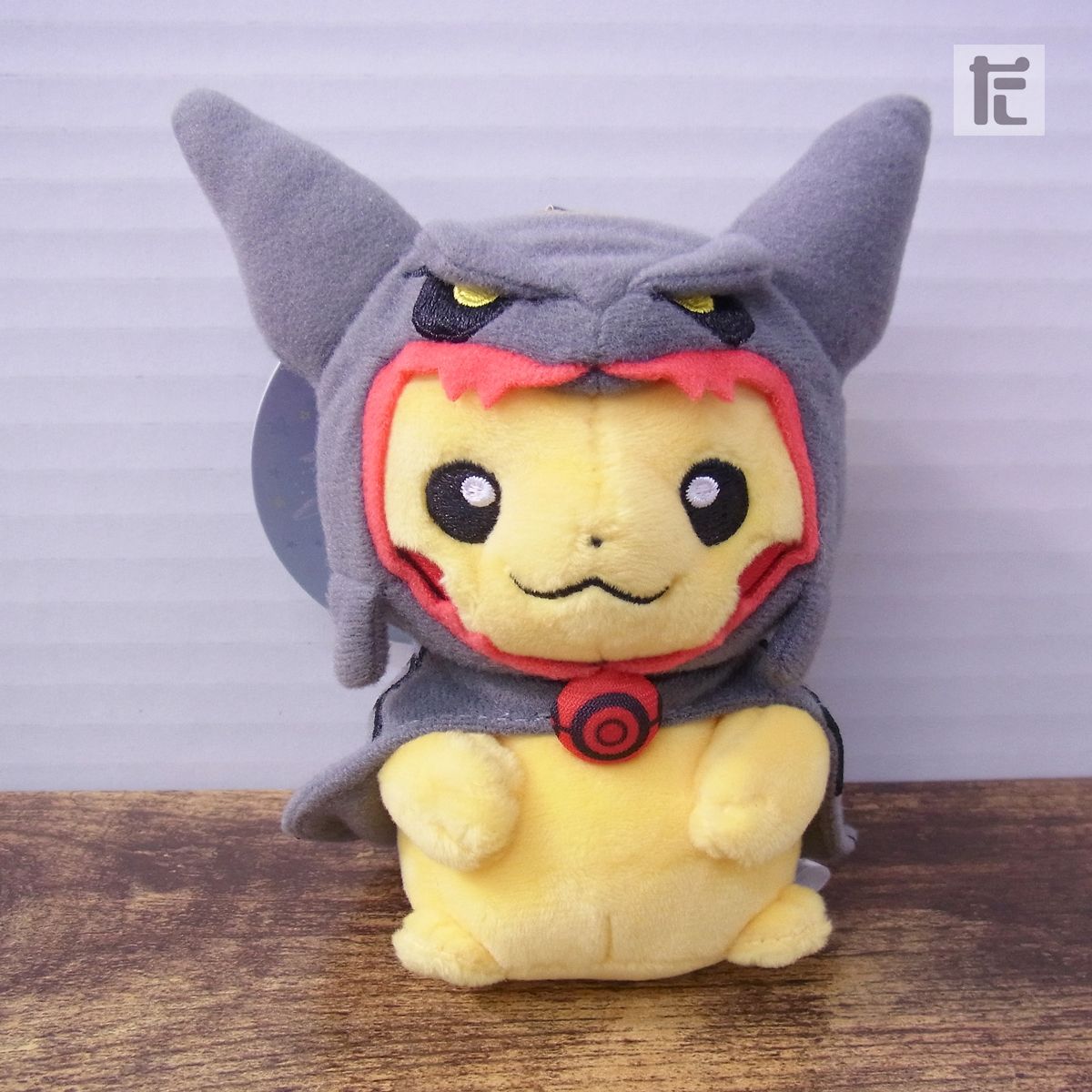 ポケモンセンター 黒いレックウザポンチョを着たピカチュウ