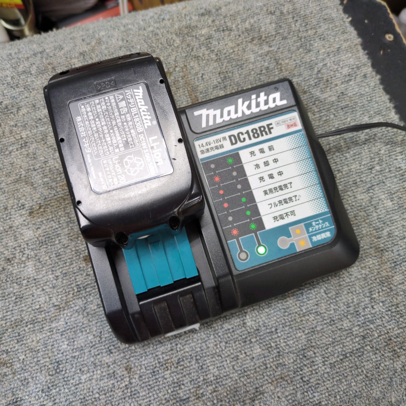 J265 ☆小キズ使用感有り☆充電式スティック掃除機☆Makita☆CL182FD