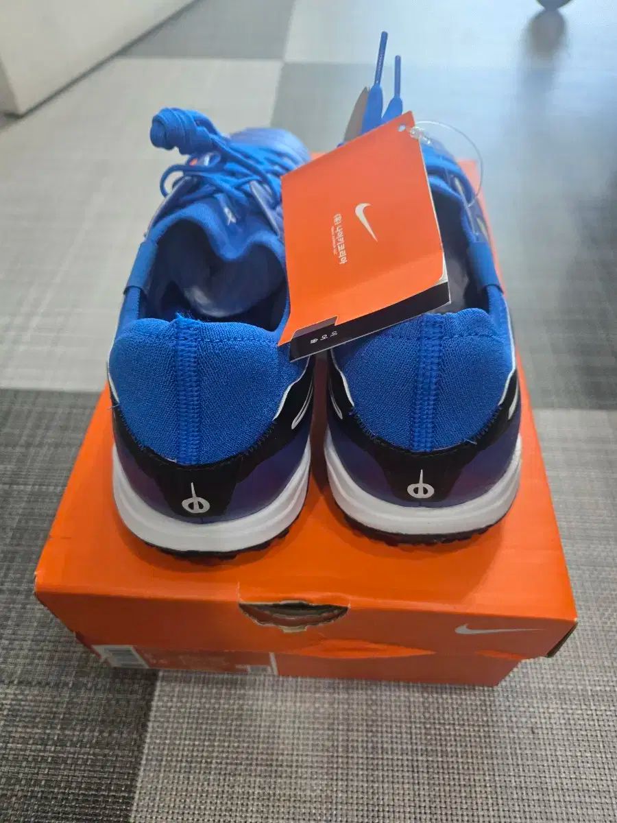 NIKE