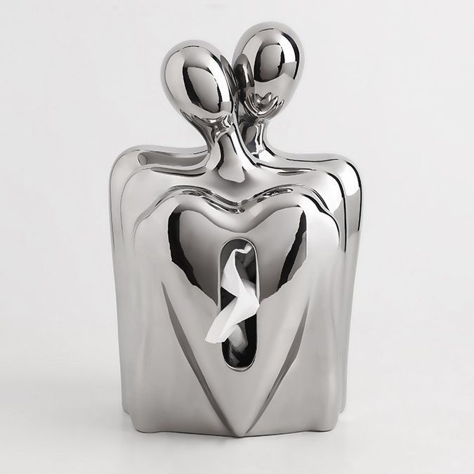 恋人がバックハグしている愛のあるティッシュボックス