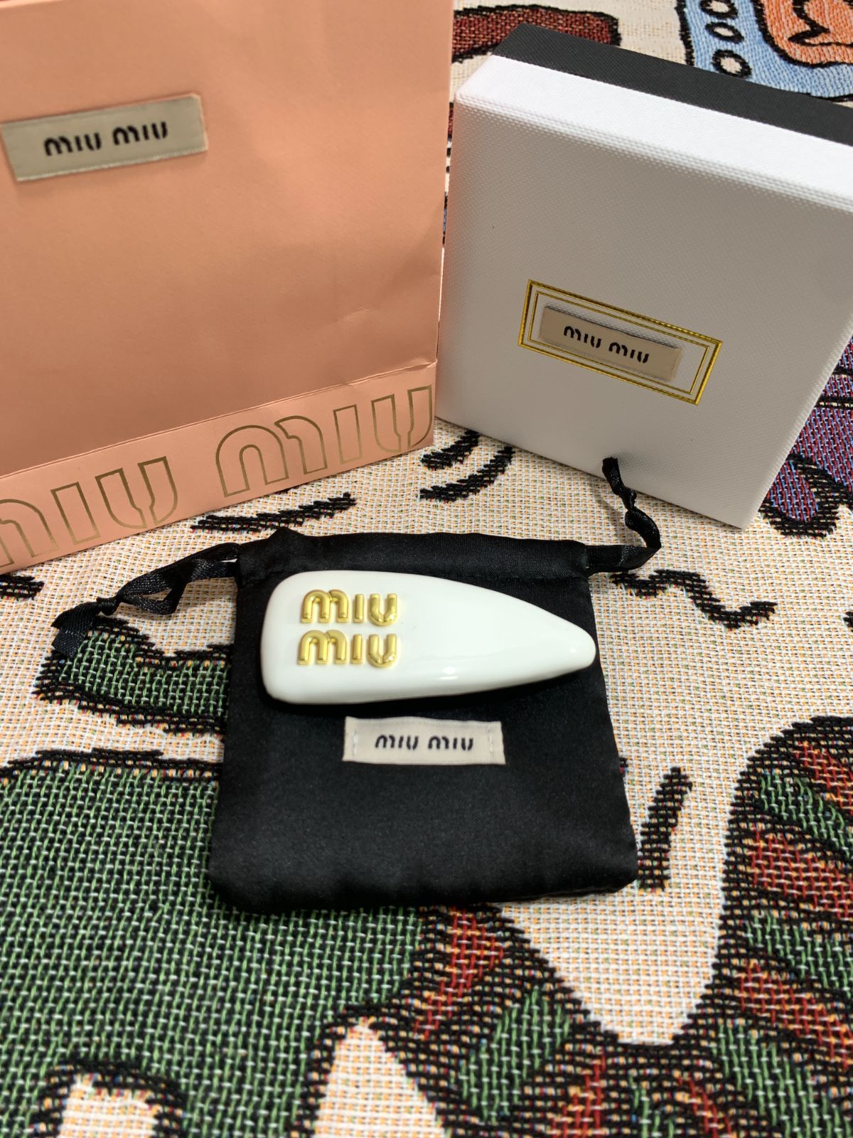 MIUMIU★ミュウミュウ ★ 人気 パテント レザー ロゴ ヘア クリップ ピン