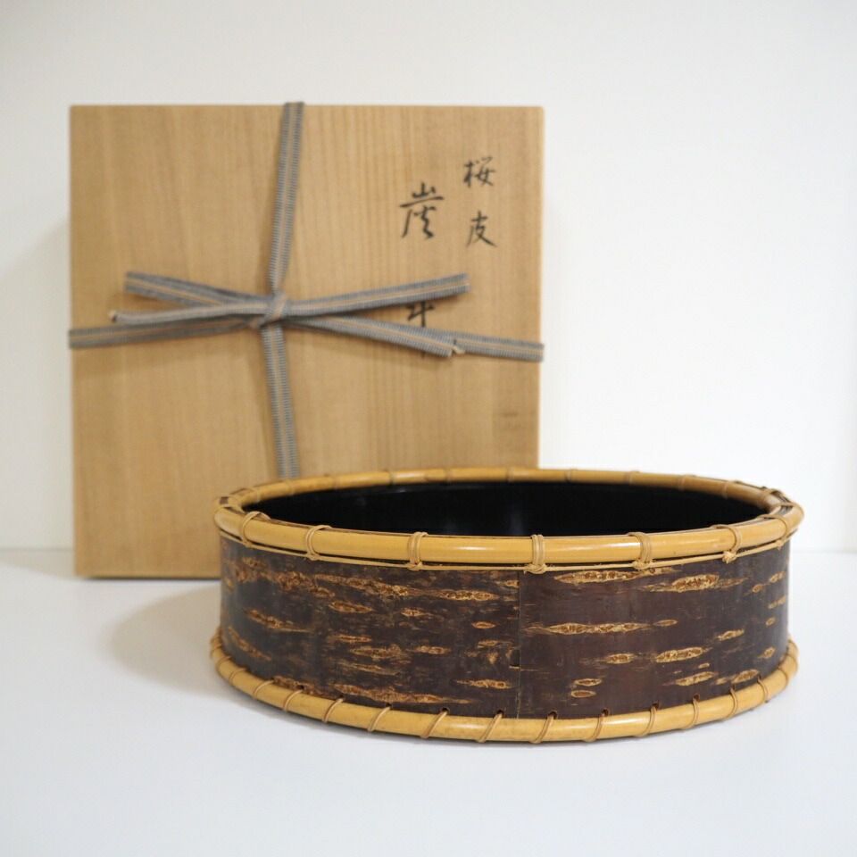 茶道具 炭斗 裏千家 玄々斎好 桜川 竹裕斎 石田竹美斎 師事 新品 茶道具 炭斗】 松唐草炭斗 玄々斎好写 雄斎作 | 炭斗 - CHATOWA