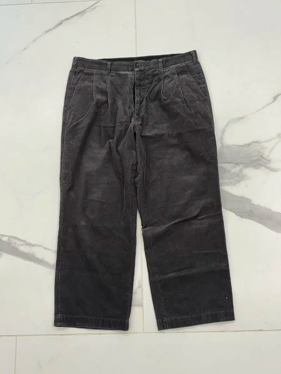 UNIQLO(ユニクロ) グレー 2 つのプリーツ コーデュロイパンツ