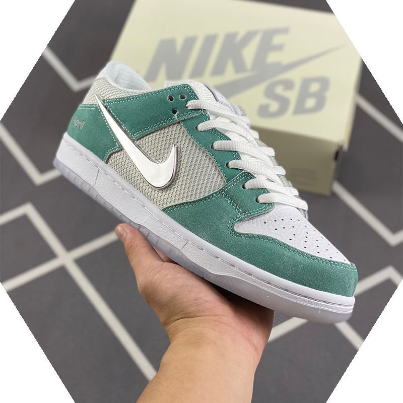 本日の新品は未使用ですAPRIL SKATEBOARDS xNike Dunk SB 