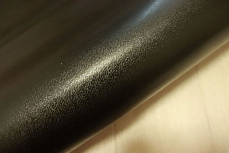 ブラック 256ds ヌメ革 牛革 国産 レザー フィルム貼り はぎれ 一枚革 レザークラフト 革 皮 本革 diy 生地 材料