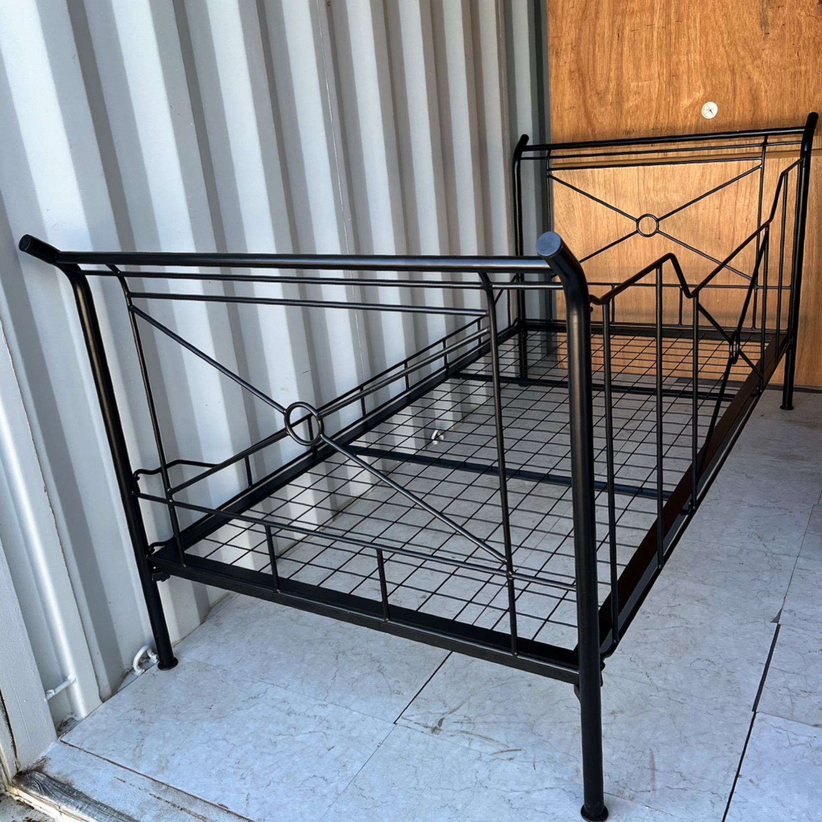 取付無料！ローラアシュレイ 姫系ブラックスチールベッド