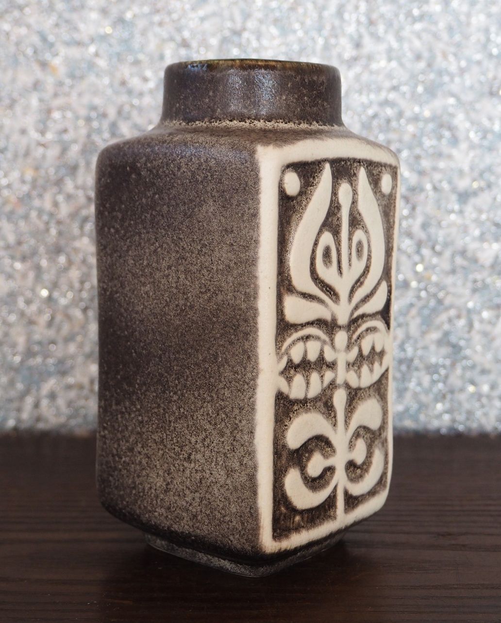 翌日配達！ Fat Lava Bay Keramic 96-14 こげ茶×白レリーフフラワーベース