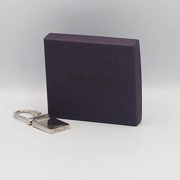 ☆ PRADA プラダ プレート キーリング ブラック ✕ シルバー 箱付き プラダ M674 キーホルダー シルバー INB 2000000 NSK