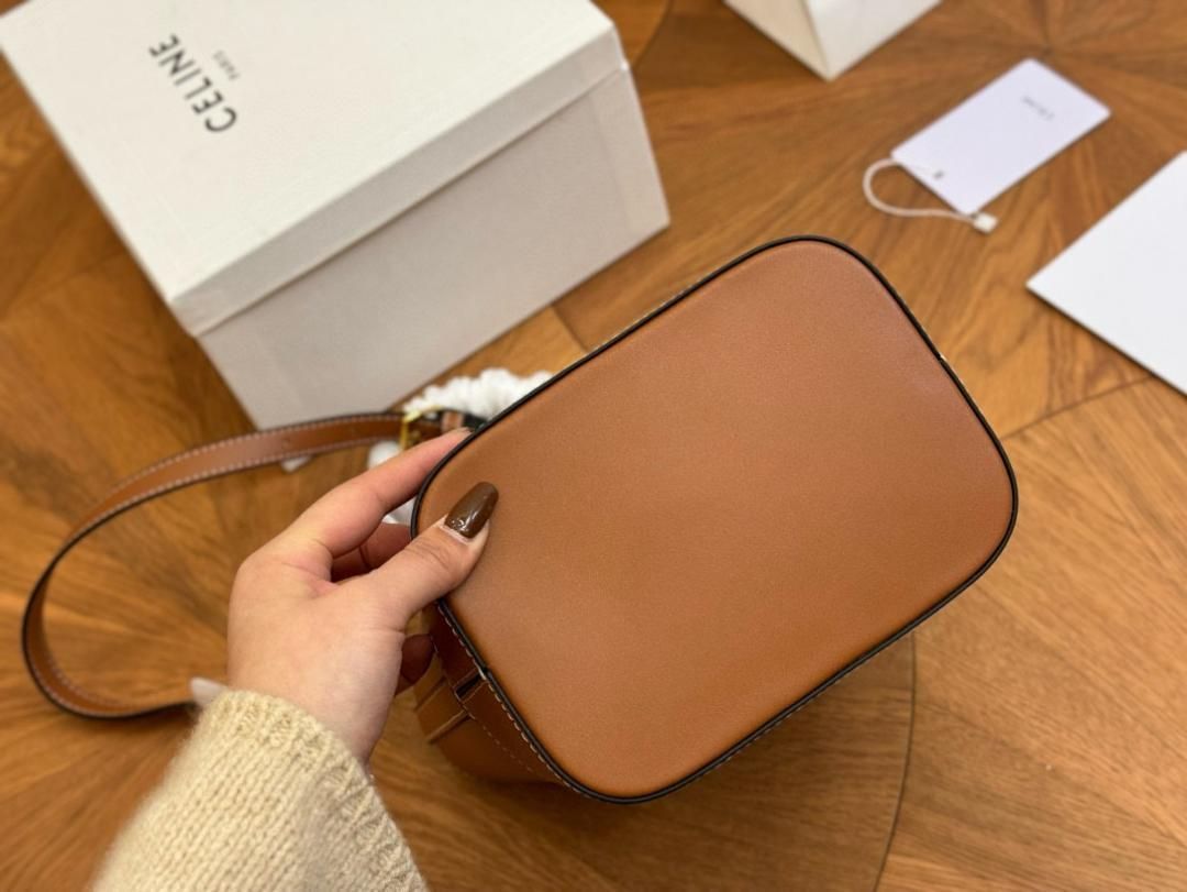 CELINE セリーヌ トリオンフ スモール ルイーズ バケットバッグ CELINE】セリーヌ スモール バケット キュイルトリオンフ Bag
