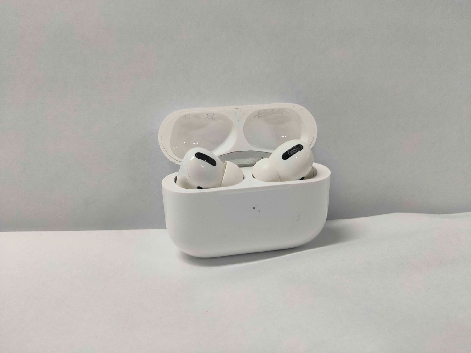 AirPods本体 1世代 Amazon.co.jp: 【整備済み品】 Apple AirPods with Charging
