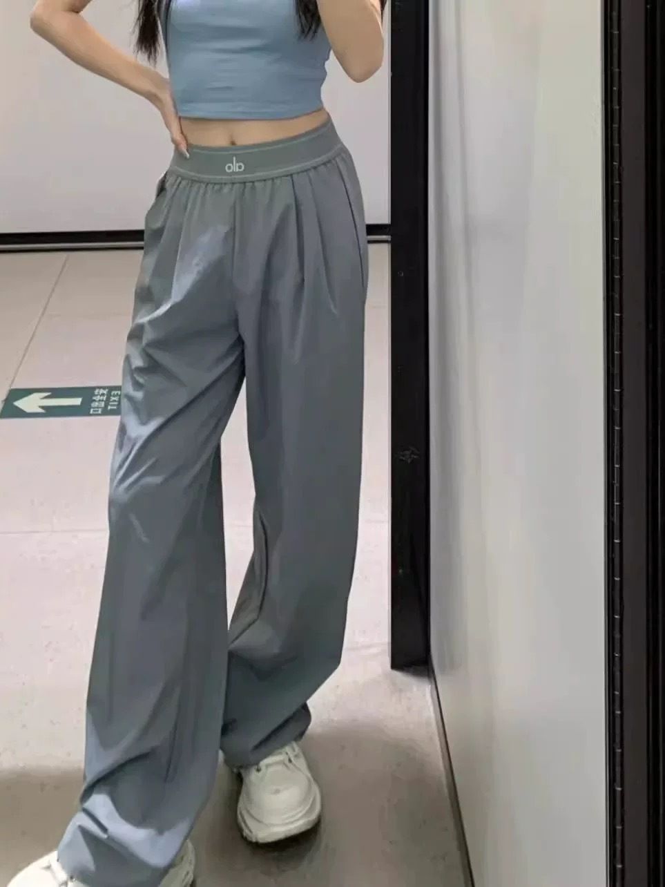 Alo Yoga パンツ ボトム トラウザー アローヨガ　Mサイズ Alo Yoga パンツ ボトム トラウザー アローヨガ (ALO Yoga