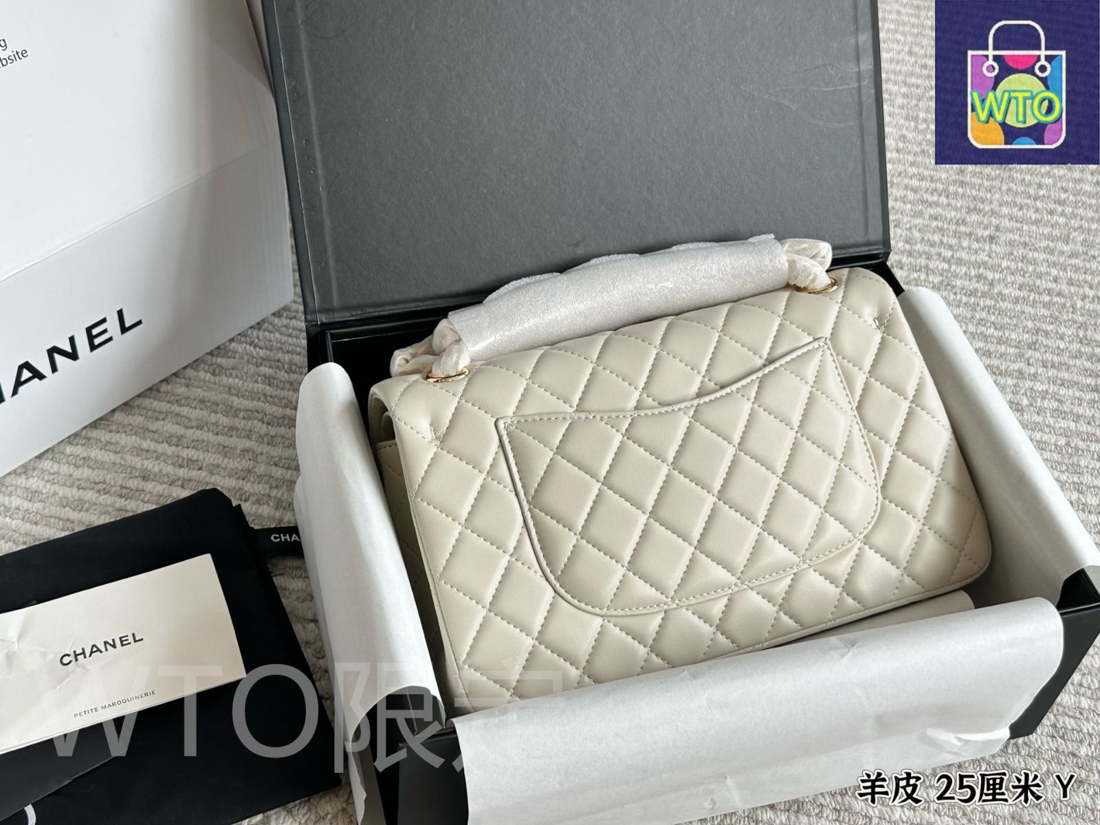 ゆっくりと作られた羊皮ハンドバッグ