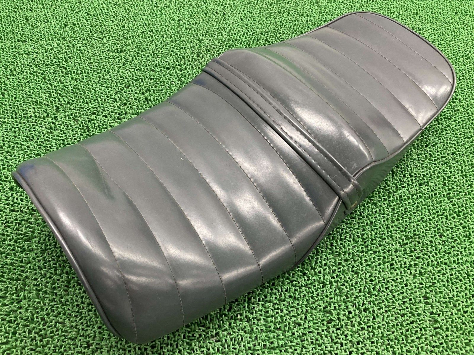 XJR400 シート 社外 バイク 部品 4HM タックロールカスタムシート グレーエナメル シートバンド 修復素材に 品薄 cW