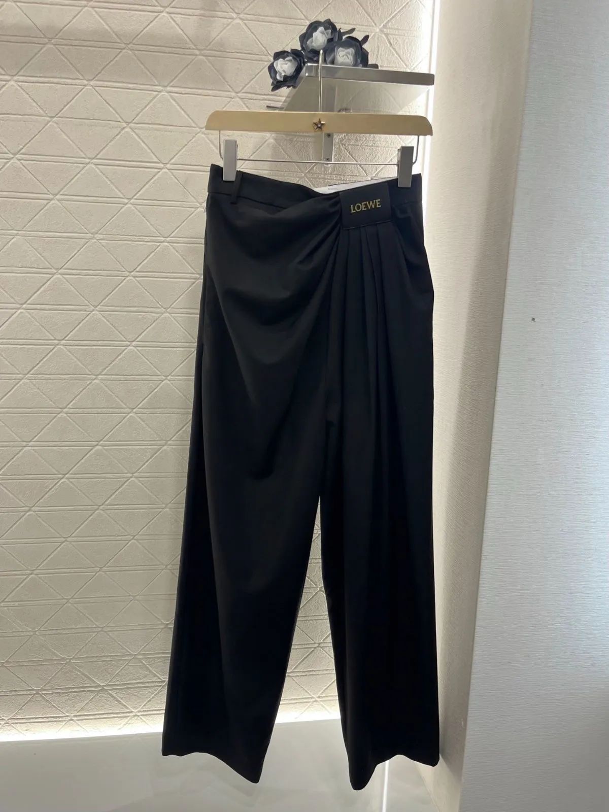で500円引きです LOEWE ブラック ドレープパンツ 不ok! ! !