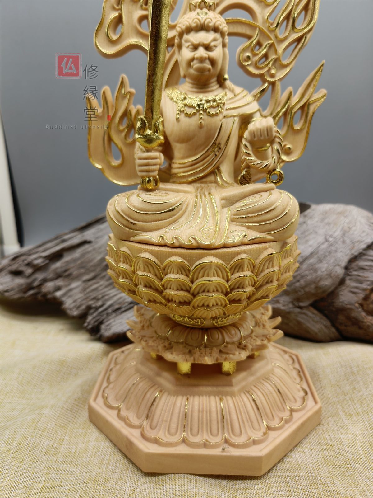 【修縁堂】最高級 木彫り 仏像 不動明王座像 一刀彫 天然木檜材 彫刻 仏教工芸 修縁堂】木彫り 仏像 不動明王座像 彫刻 一刀彫 本金 切金 天然