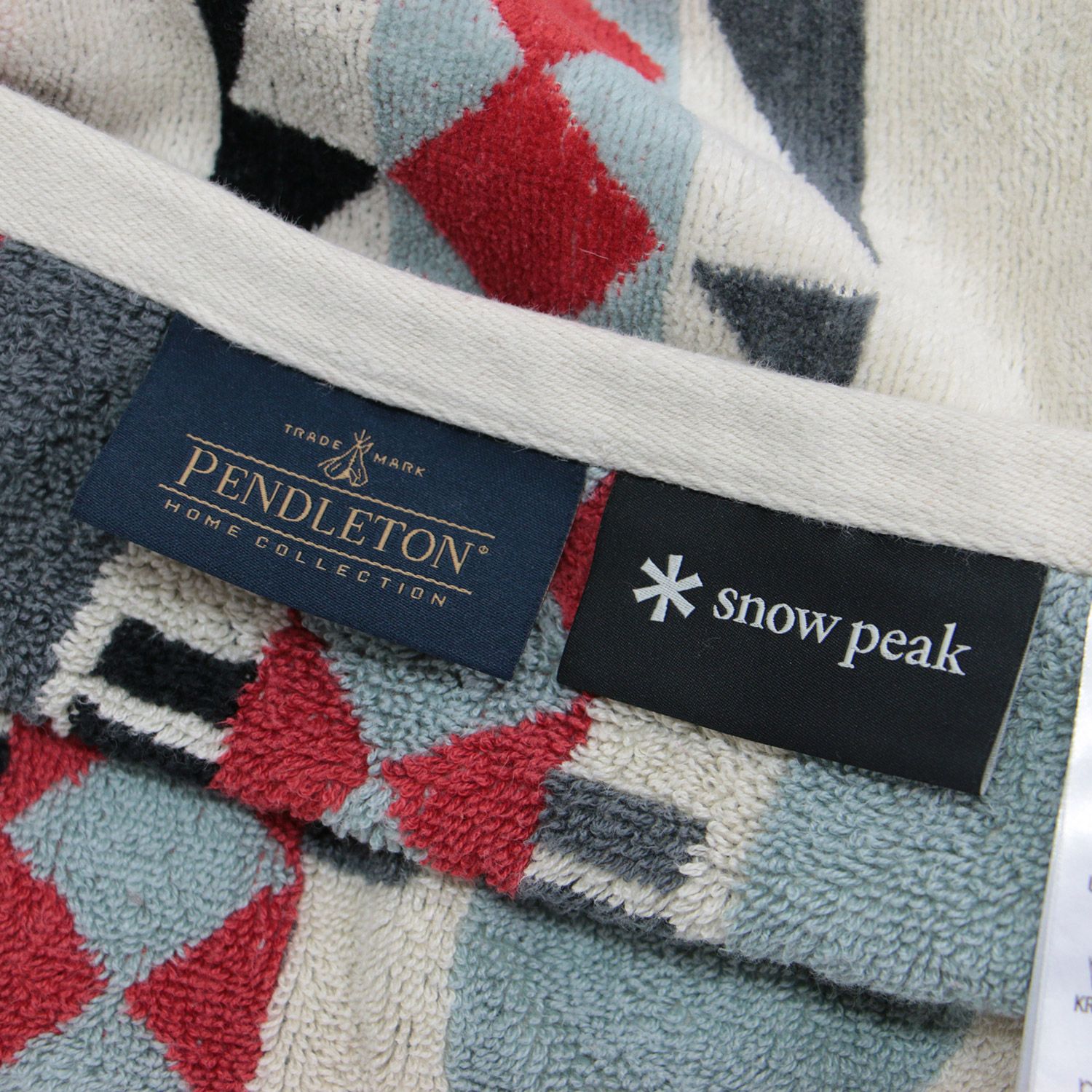 PENDLETON ペンドルトン  Peak スノーピーク タオル ブランケット 22春夏 ベージュ系 パイル コットン 綿 ビーチ アウトドア 総柄 エスニック ブランド【レディース】【中古】 PENDLETON ペンドルトン Snow Peak スノーピーク タオル ブランケット