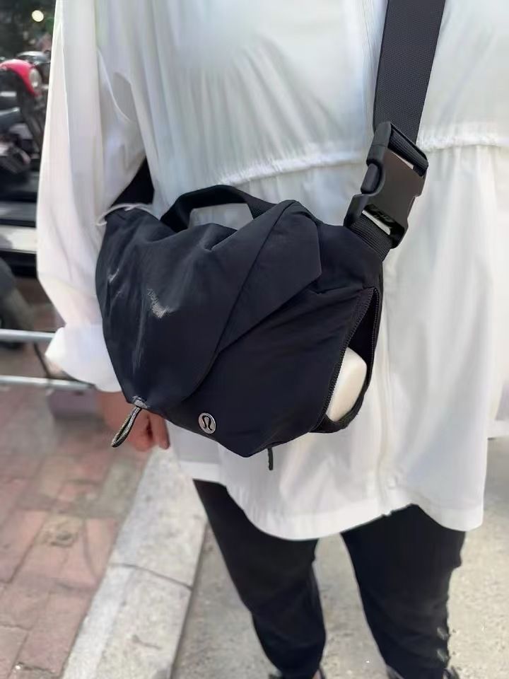 【全新品】lululemon 2024 ルルレモン Curved Crossbody ボディバッグ ショルダーバッグ 3L 男女兼用 軽量 収納 運動