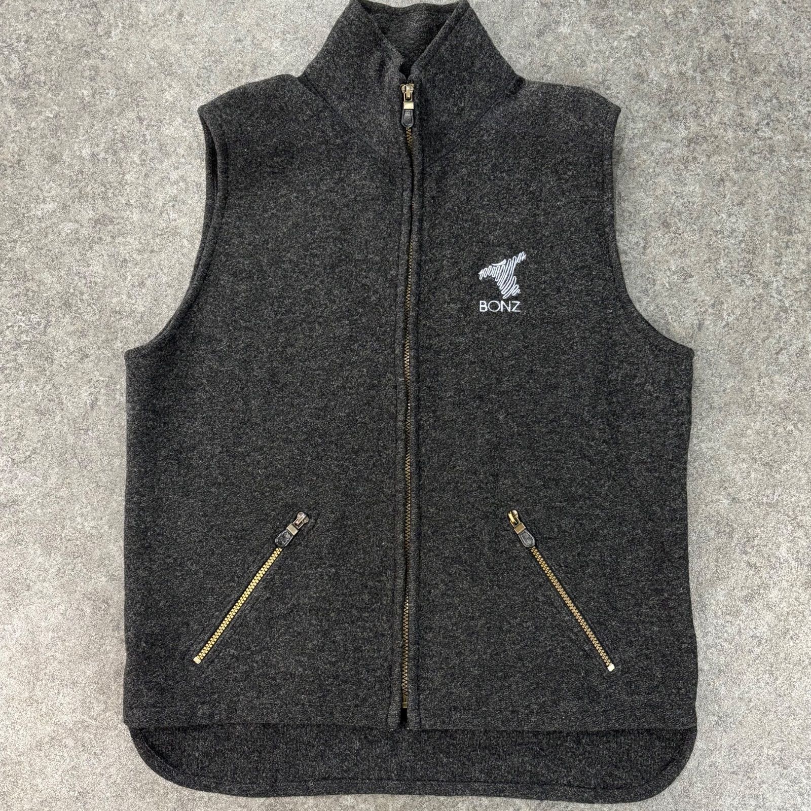 ニュージーランド製 BONZO New Zealand Merino ボンゾー ジップアップ ウール ベスト ハイネック グレー ロゴ刺繍 メンズ