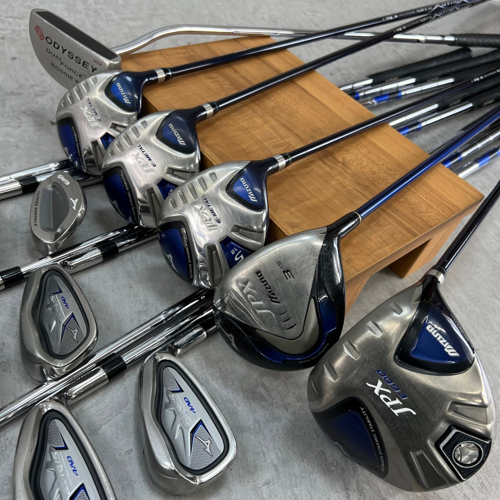 MIZUNO - MIZUNO　ミズノ　PUMA　プーマ　メンズゴルフ13本セット　右利き用　キャディバッグ　ヘッドカバー　初心者おすすめ　入門用 MIZUNO ミズノ PUMA プーマ メンズゴルフ13本セット 右利き用