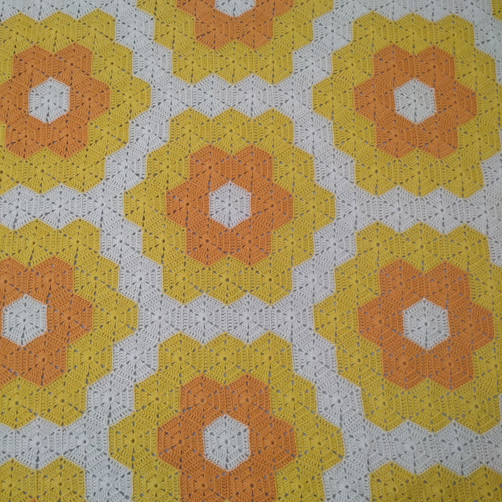 ハンドメイド＊ ヘキサゴンモチーフ マルチカバー