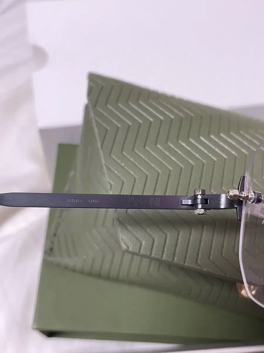 フチなし メガネ