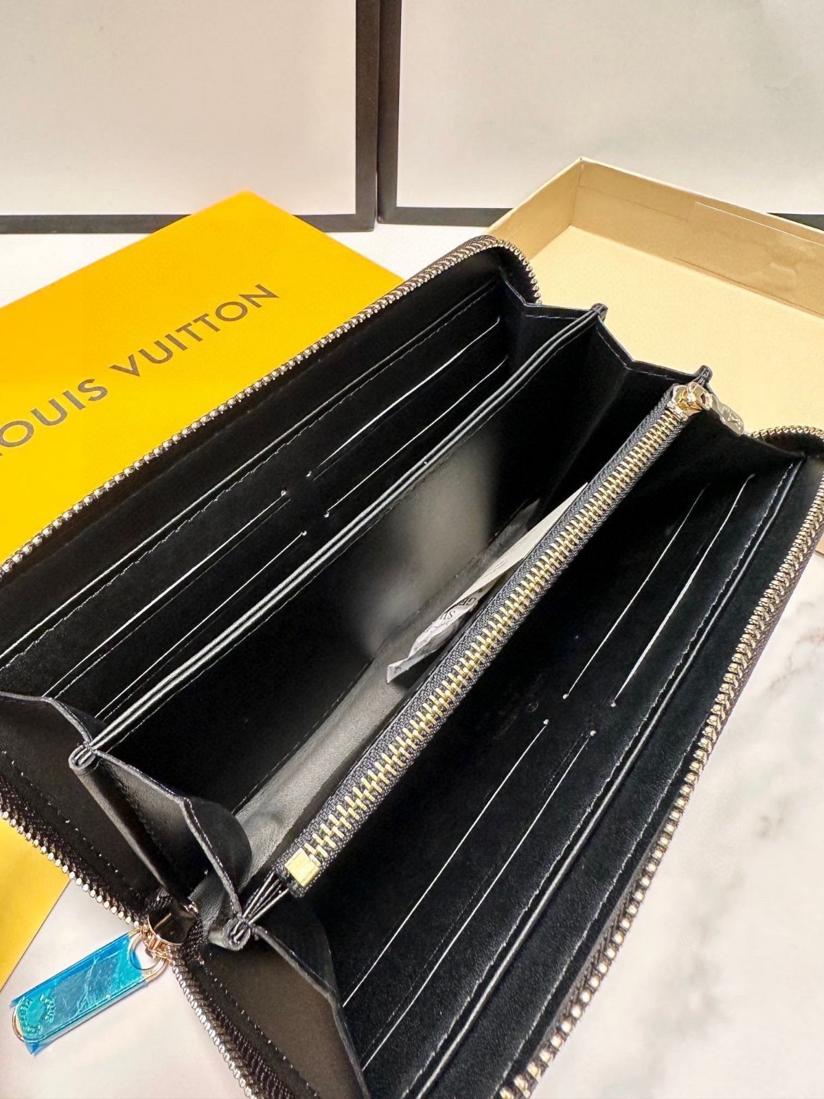 限定品◆関税なし【LOUIS VUITTON】ジッパーポーチ ブラック Louis Vuitton】今日特価！黒色 19x10cm 単ジッパーハンドポーチ