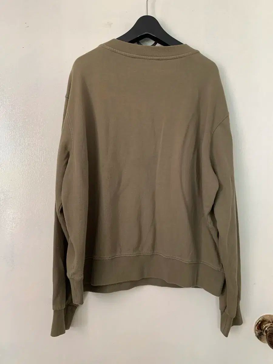 オリーブ グリーン