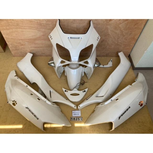 XC 58251 ホンダ HONDA フォルツァ250 MF06-130 外装カウルセット アッパー サイド リア フェンダー 白