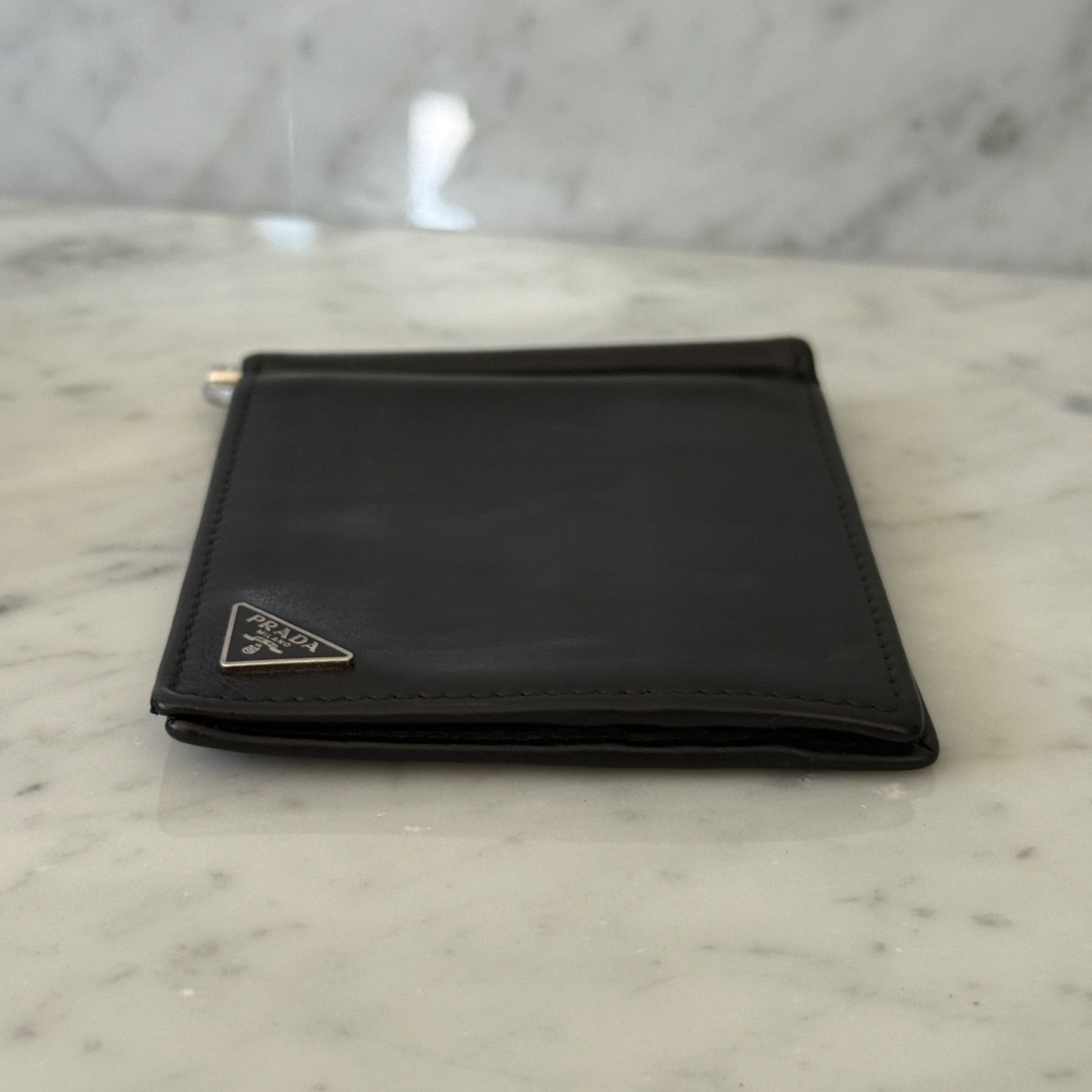 送料無料で格安。 PRADA プラダ 二つ折り財布 マネークリップ トライアングル 本革 レザー ブラック 黒 【最新作入荷】