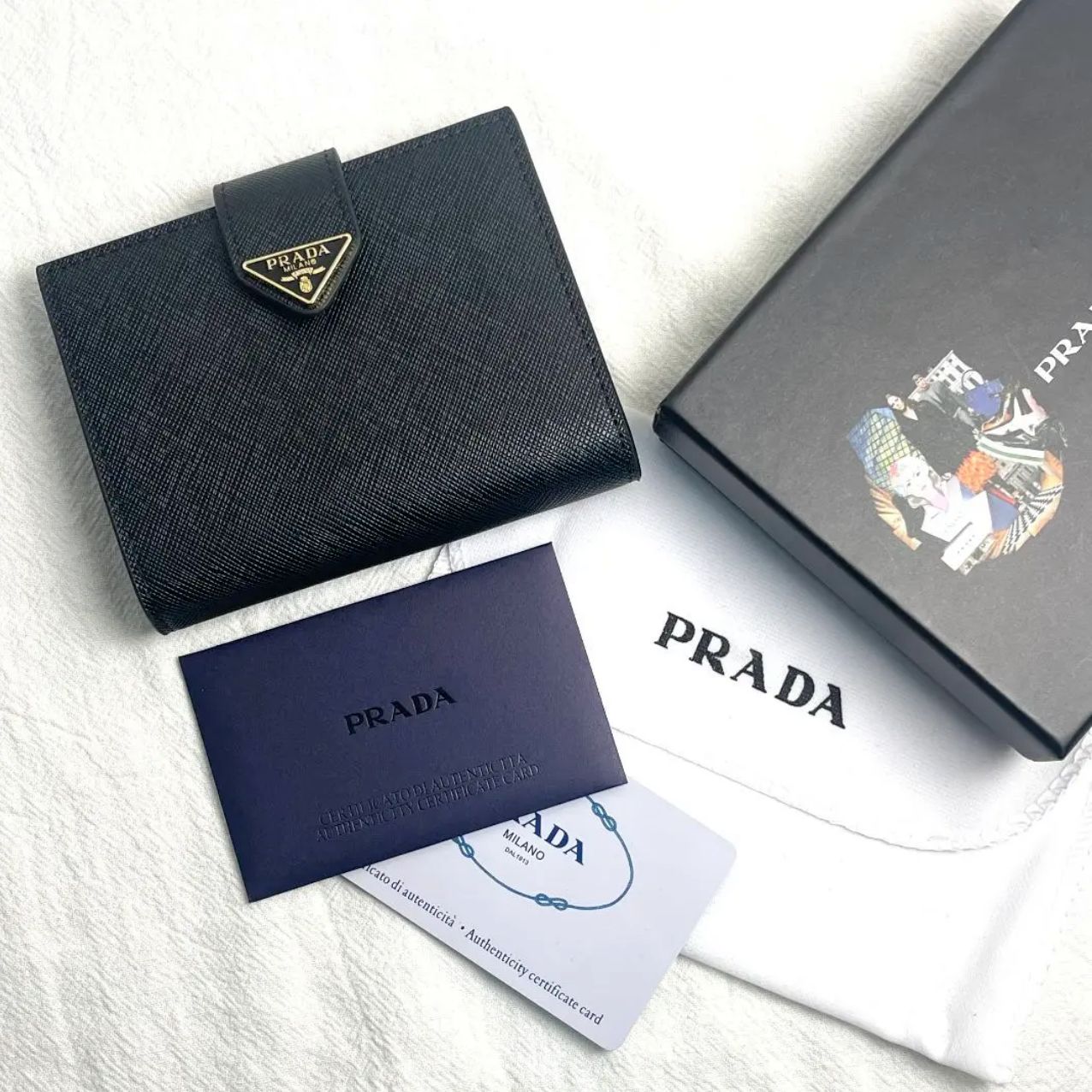 美品✨PRADA プラダ サフィアーノタブ 二つ折り財布 ブラック - メルカリ