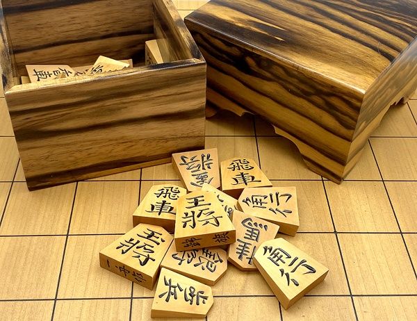 一舟作 錦旗書 将棋駒 本づけ特上彫り 黒柿将棋駒箱