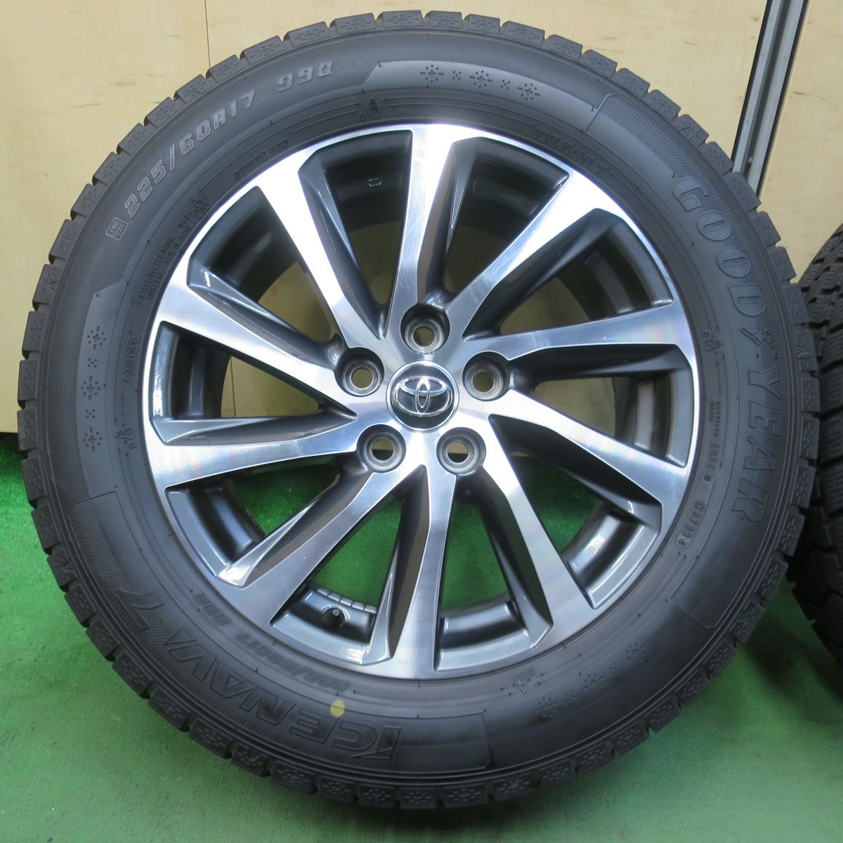バリ溝 22年 キレイ 9.5分 トヨタ 30系 アルファード ヴェルファイア 純正 225 60R17 スタッドレス グッドイヤー アイスナビ7 17インチ PCD114.3 5H 5101703イス