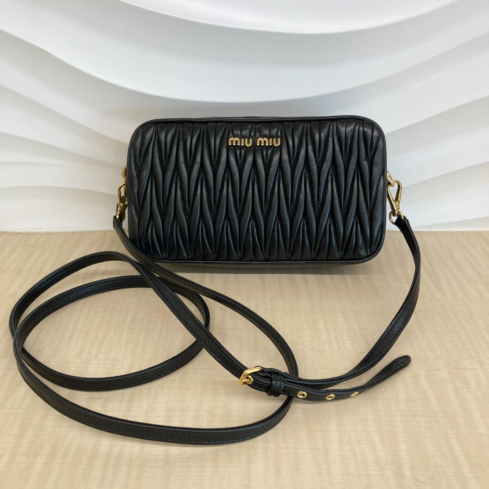 ◇ MIUMIU ミュウミュウ ミニショルダーバッグ ポシェット