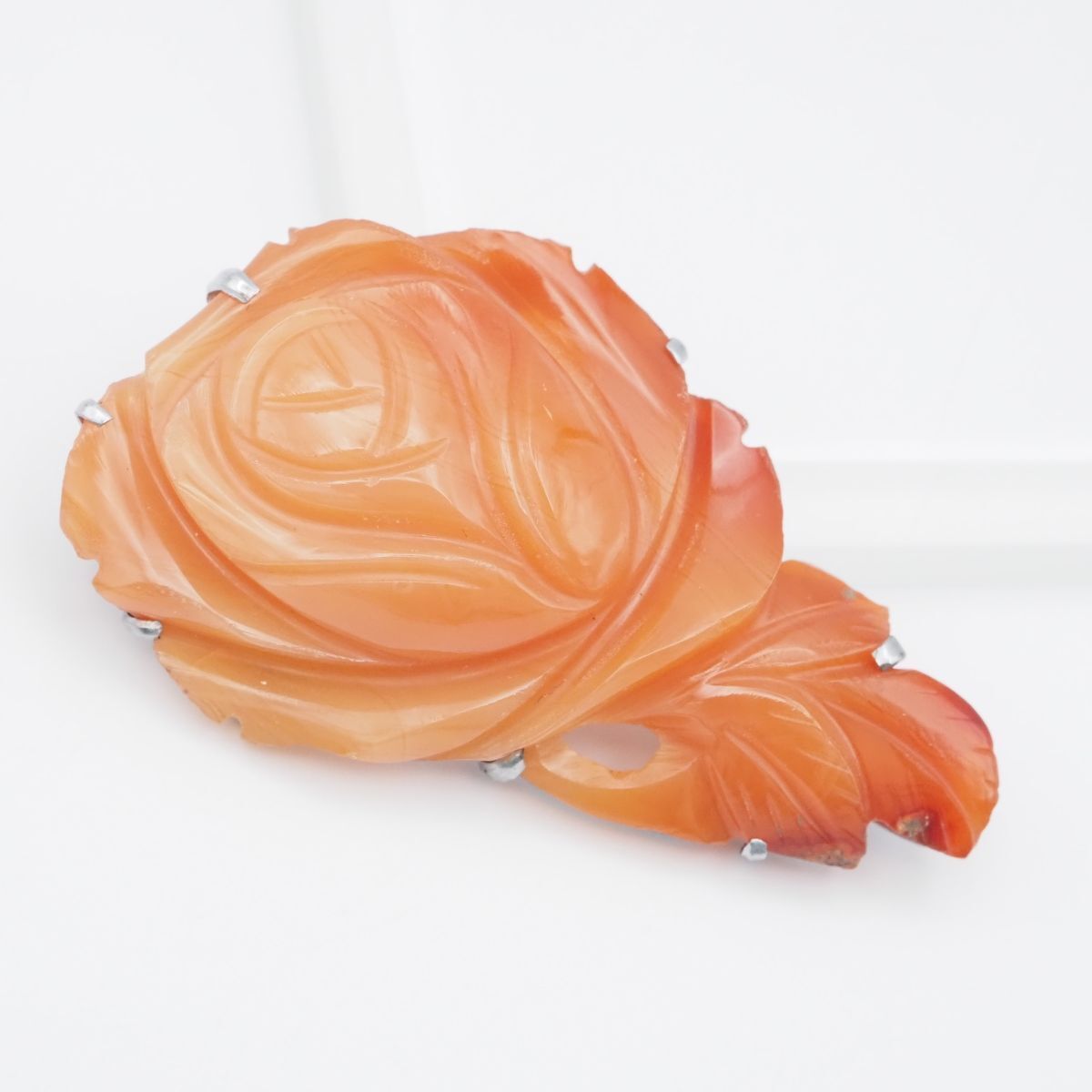 C472 レッドアゲート 赤瑪瑙 メノウ 帯留め 花彫刻 裏細工