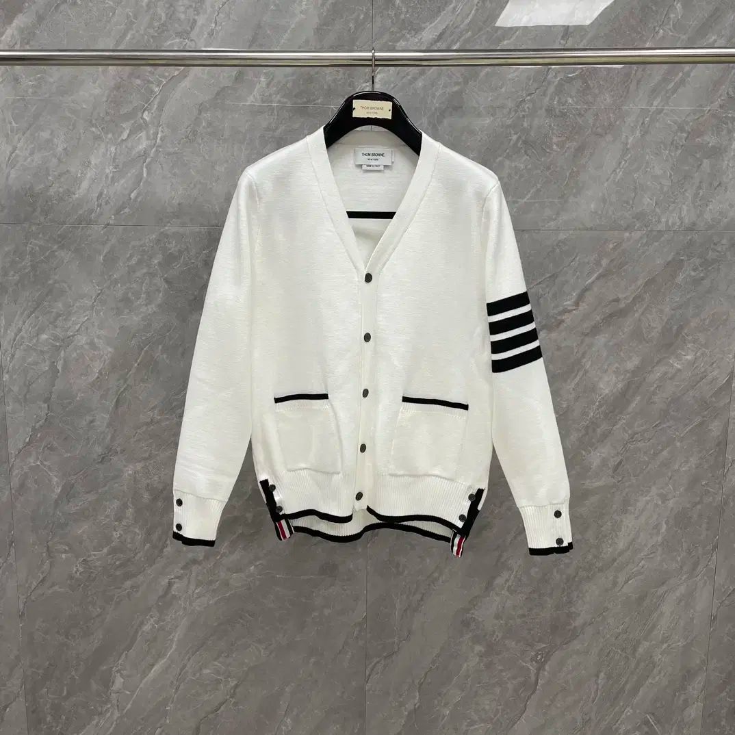 最新モデル トムブラウン Thom Browne カーディガン トリコロール 白 トムブラウン カシミア カーディガン サイズ4 トリコロール （関