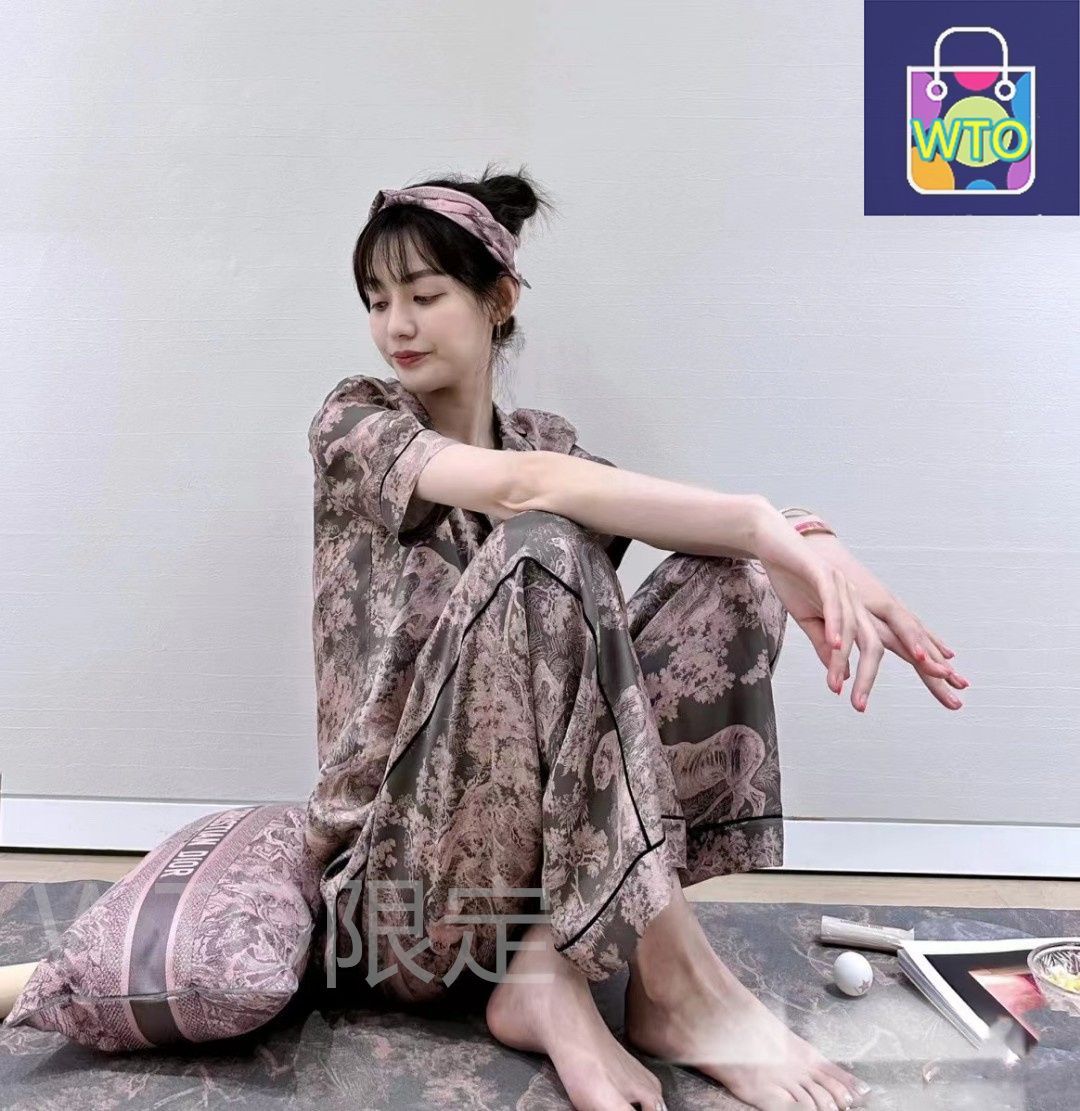 これは DIOR（ディオール）の女用パジャマで、家居服としても