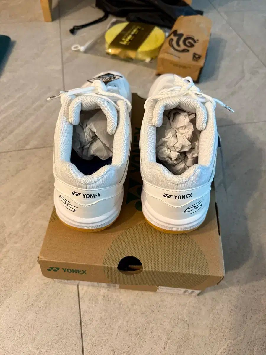 バドミントンシューズ 270