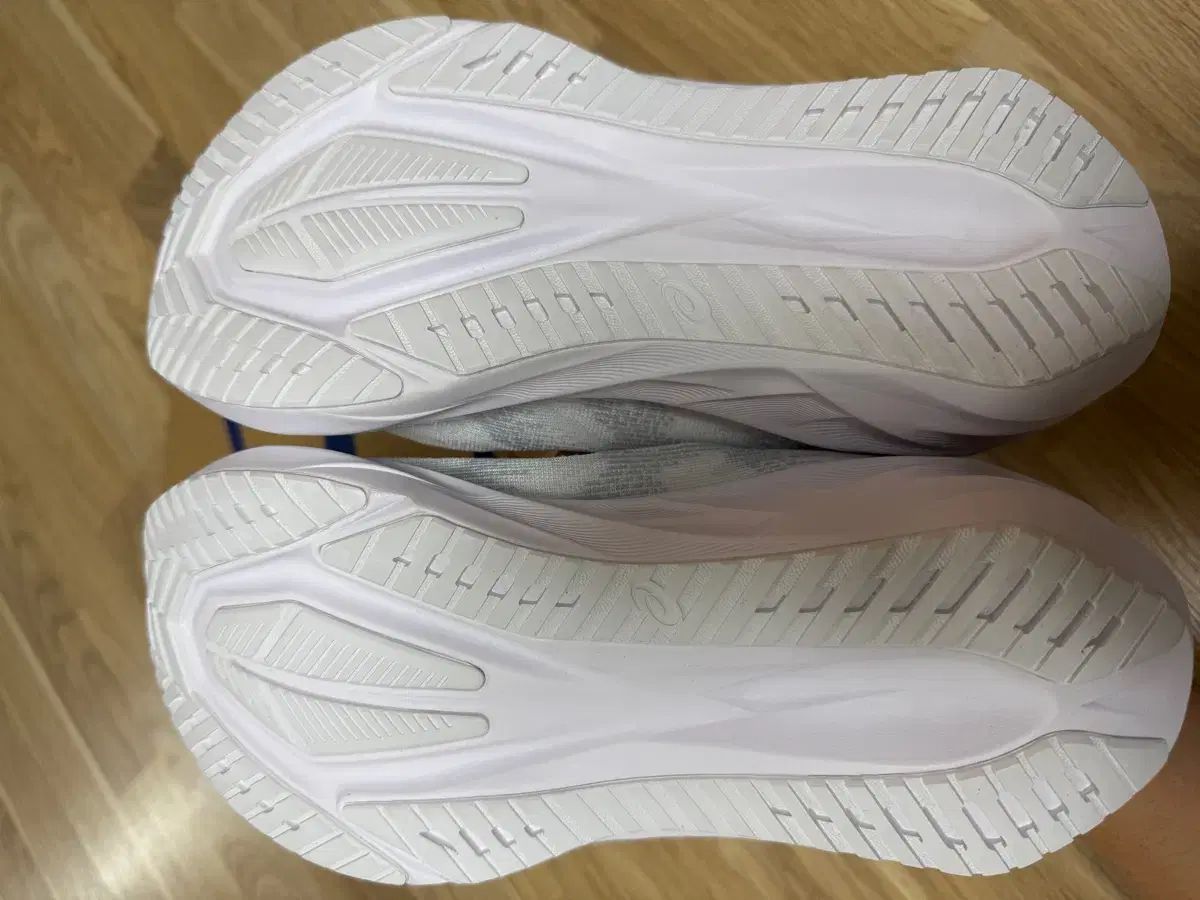 アシックス ノヴァブラスト5 白 ピードモントグレー 255 マン 登山靴 トレッキングシューズ アウトドアシューズ アウトドア